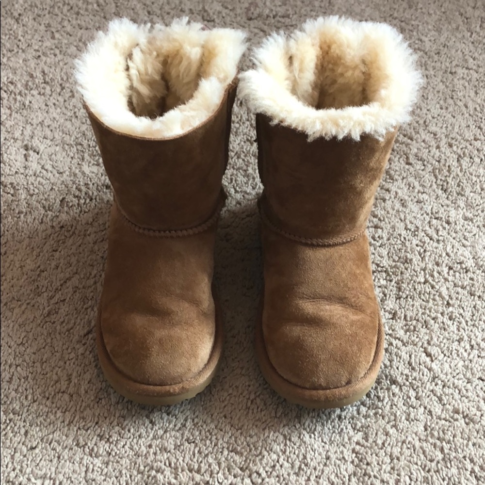 Girls bailey bow uggs. Size 11
